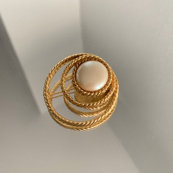 Monet Vintage Brooch Gold Tone Circular with Faux Pearl Pin/Brooch - Picture 1 of 2